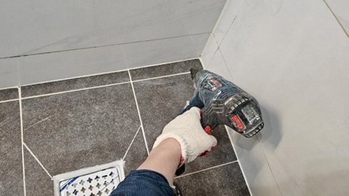 누수탐지 욕실 변기 하단 바닥을 살펴보는 점검 장면