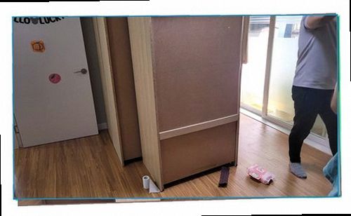 영통구 누수탐지 천장과 바닥에 나타난 누수 흔적을 확인하는 모습