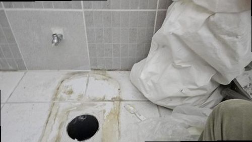 누수탐지 진단 기록과 보수 일정을 함께 검토하는 모습
