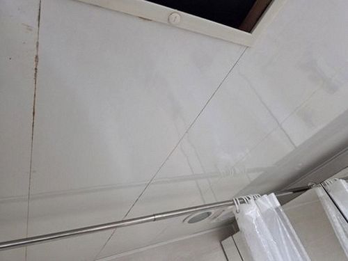 누수탐지 아래층 천장 벽지 얼룩을 점검하는 장면