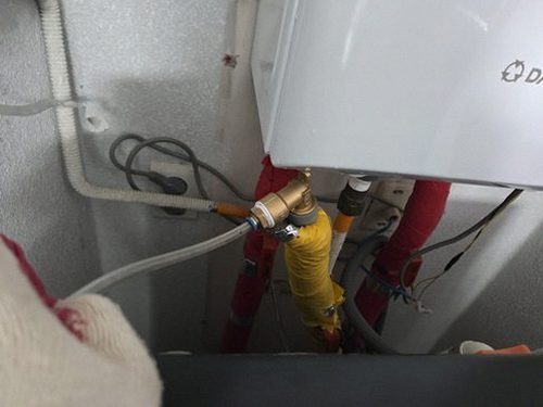 누수탐지 온수 배관과 보일러 주변에서 확인할 수 있는 누수 흔적