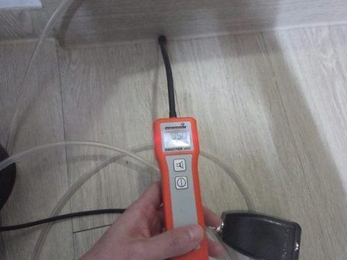 누수탐지 배관 점검 기록표를 정리하는 모습