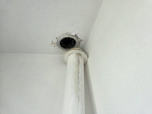 누수탐지 처치 전후 벽면 상태를 나란히 비교한 기록 사진