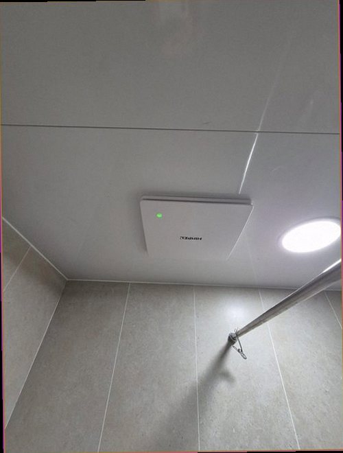 성북구 누수탐지 바닥과 벽면의 습기 흔적을 확인하는 현장 점검 모습