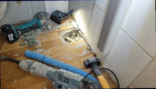 성북구 누수탐지 거실 천장 얼룩과 습기 흔적을 확인하는 장면