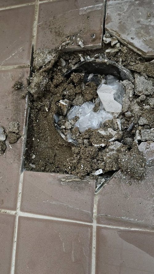 누수탐지 전문 장비로 배관 위치를 탐지하는 장면