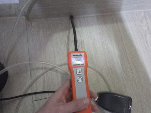 누수탐지 배관 점검 장비를 설치하는 모습