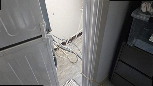 누수탐지 열화상 카메라로 천장 내부 습기 구간을 점검하는 장면