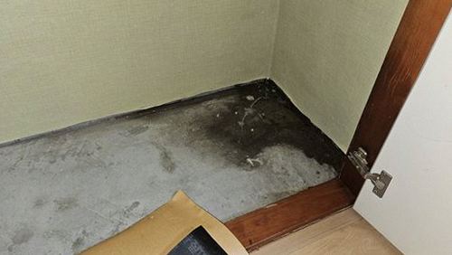 누수탐지 보수 후 건조 상태를 확인하는 벽면 습도 측정 장면