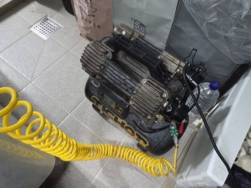 누수탐지 베란다 벽면 하단의 얼룩과 곰팡이 상태를 점검하는 모습