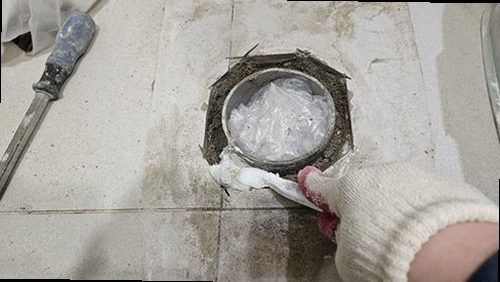 서해구·검단구 누수탐지 욕실 바닥과 벽 모서리의 물기 및 얼룩을 확인하는 모습
