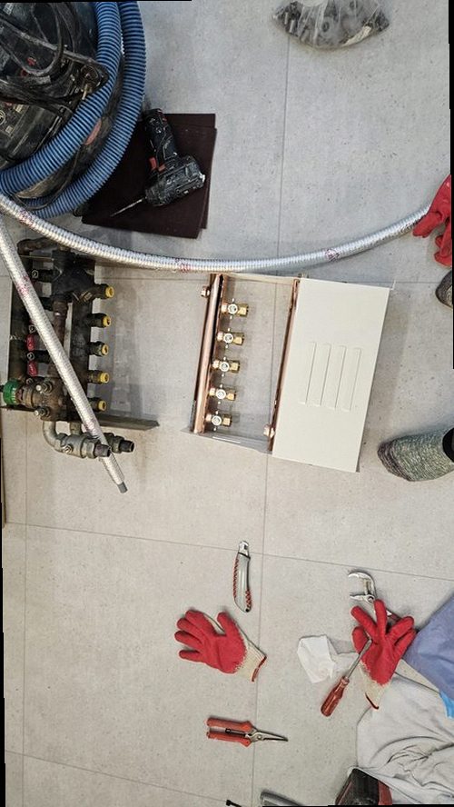 누수탐지 수리 후 배관 연결부와 주변 바닥 상태를 확인하는 모습