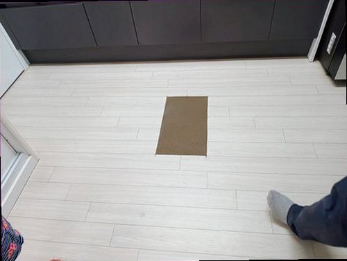 용산구 누수탐지 천장 얼룩과 물자국이 보이는 주거 공간의 점검 장면