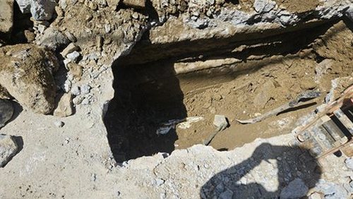 누수탐지 처치 전후 계량 기록을 나란히 비교하는 자료 정리 장면