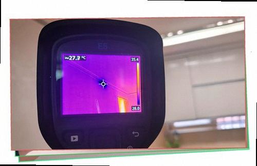 누수탐지 실내 누수 흔적을 확인하는 점검 장면