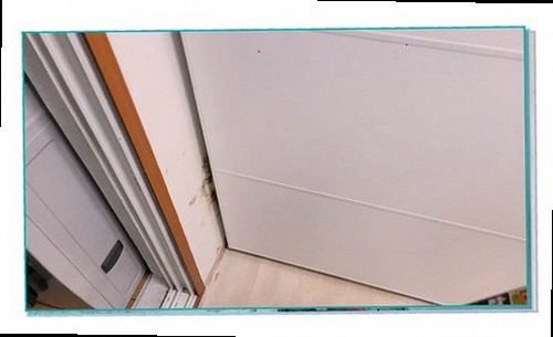 누수탐지 싱크대 하부와 벽면의 습기 상태를 함께 살피는 모습