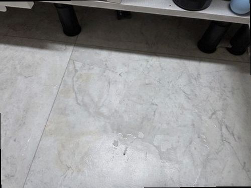 누수탐지 빌라 창틀 하부 얼룩을 살펴보는 점검 장면
