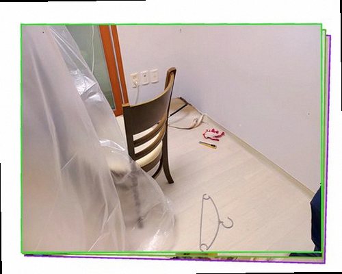 종로구 누수탐지 욕실 바닥과 벽면의 젖은 흔적을 점검하는 현장 이미지