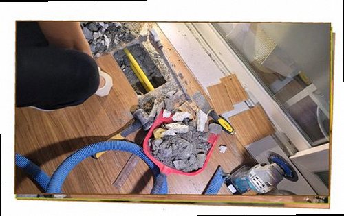 누수탐지 베란다 벽면의 얼룩과 배수구 주변을 점검하는 모습