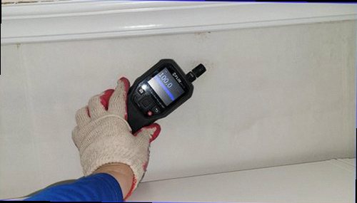 누수탐지 천장 얼룩과 젖은 범위를 확인하는 현장 점검 모습