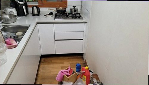 동대문구 누수탐지 베란다 바닥과 벽면의 물자국을 확인하는 장면