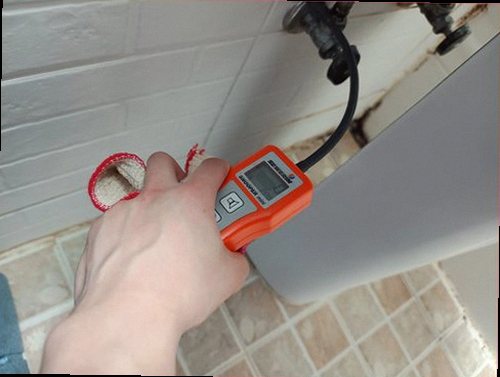 누수탐지 천장 얼룩과 배관 점검이 함께 진행되는 현장 모습
