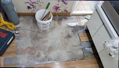 누수탐지 벽면과 천장 상태를 확인하는 점검 장면