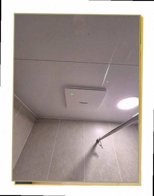 동대문구 누수탐지 바닥 마감재 주변의 변색과 습기 흔적을 확인하는 모습