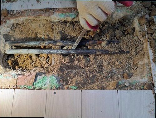 동대문구 누수탐지 천장 얼룩과 벽면 습기 상태를 확인하는 장면