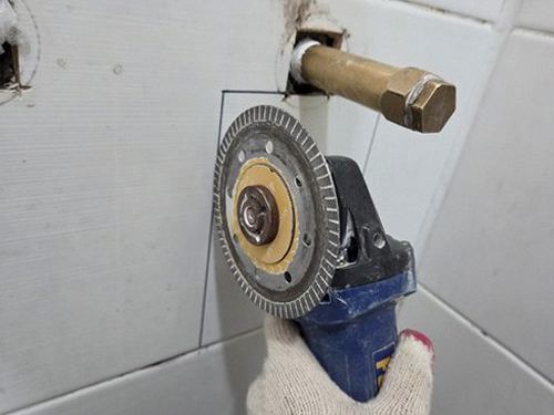 누수탐지 배관 구간별 밸브 차단과 계량기 지침을 함께 확인하는 점검 장면