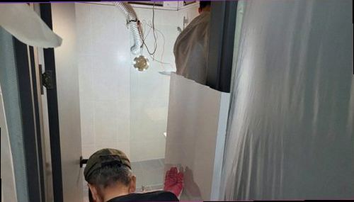 누수탐지 누수 징후를 확인하는 현장 점검 장면
