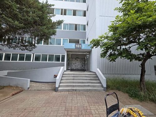 누수탐지 보수 뒤 누수 흔적의 변화를 비교해 확인하는 모습