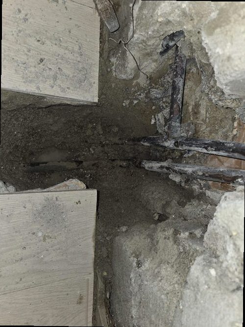 누수탐지 누수 점검 전 벽면 상태와 주변 조건을 기록하는 장면