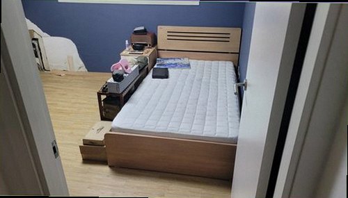 누수탐지 거실 바닥과 벽면의 습기 흔적을 확인하는 현장 점검 이미지