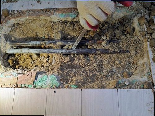 영등포구 누수탐지 도배면 얼룩의 번짐 상태를 확인하는 실내 점검 장면