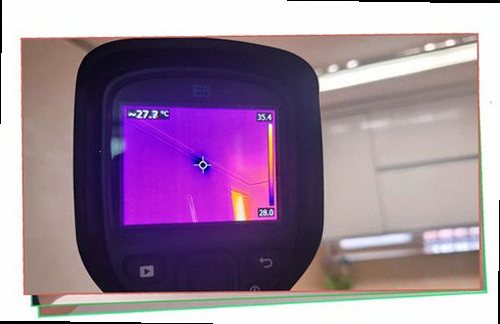 누수탐지 거실 천장 얼룩과 점검 장비를 확인하는 현장 모습