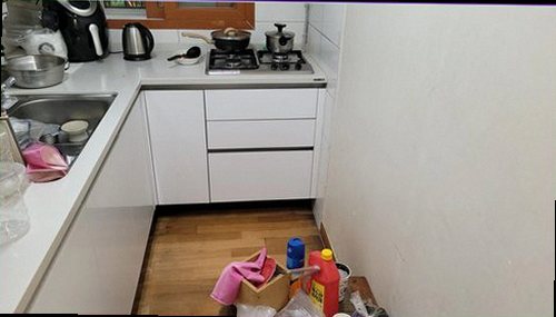 누수탐지 베란다 바닥과 창호 주변을 함께 살피는 점검 장면
