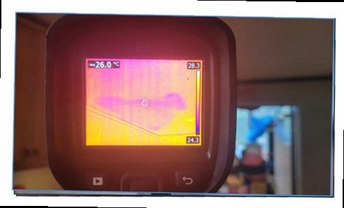 누수탐지 바닥 마감재 아래 수분 흔적을 확인하는 장면