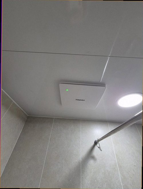 누수탐지 계량기와 바닥 습기를 함께 확인하는 점검 장면