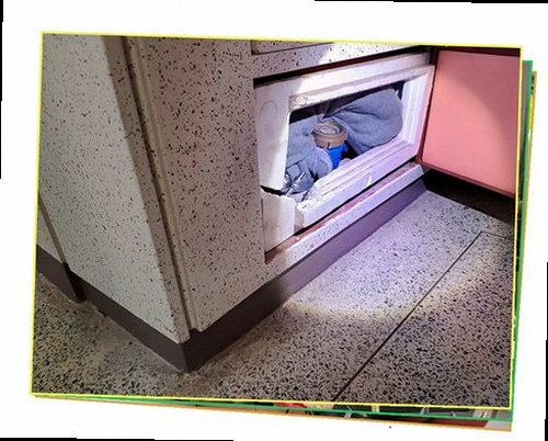 누수탐지 안방 벽면과 바닥의 습기 흔적을 확인하는 점검 장면