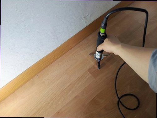 누수탐지 층간 누수 확인을 위해 벽면과 천장 상태를 살펴보는 모습