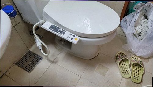 누수탐지 벽면 습기와 배관 점검 과정을 확인하는 현장 이미지