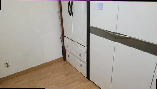 연천 누수탐지 벽면 얼룩과 바닥 주변 상태를 확인하는 현장 점검 모습