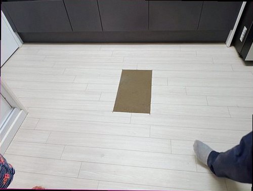 누수탐지 벽면 얼룩과 바닥 변색을 함께 확인하는 장면