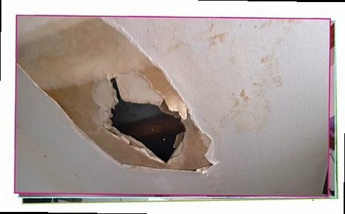 누수탐지 베란다 바닥과 창틀 주변의 물기와 얼룩을 살펴보는 점검 장면