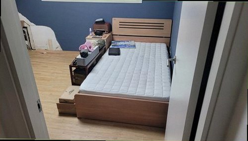 구리 누수탐지 벽면과 천장에 나타난 누수 징후를 확인하는 장면