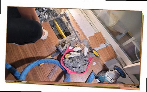 누수탐지 베란다 마감 상태와 바닥 얼룩을 비교해 보는 점검 장면