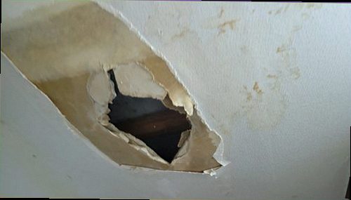 군포 누수탐지 천장 얼룩과 바닥 마감재 상태를 확인하는 현장 점검 장면