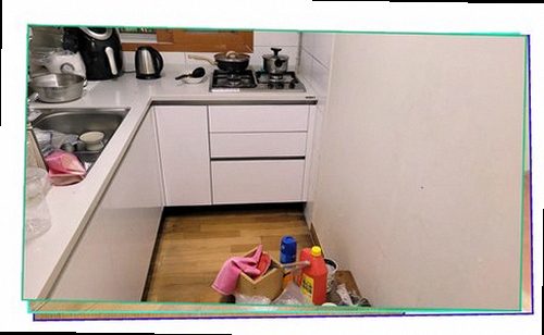 누수탐지 현장 점검 중 바닥과 벽면 상태를 확인하는 모습