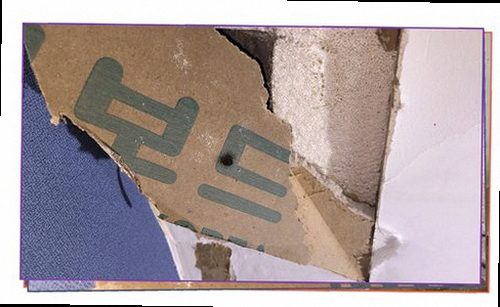 누수탐지 배관 주변 습기와 얼룩의 분포를 확인하는 장면